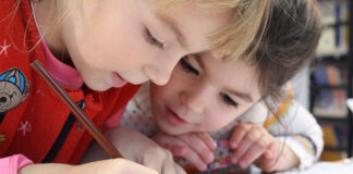 Jakie są kreatywne i wartościowe pomysły na prezent dla dziecka zamiast zabawek